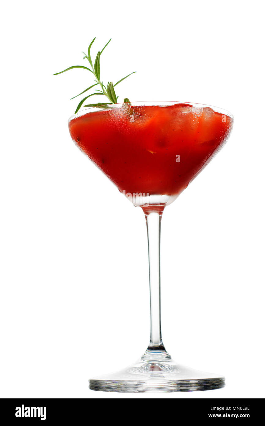 Eine Nahaufnahme einer Bloody Mary Art Drink oder Cocktail auf weißem Hintergrund. Stockfoto