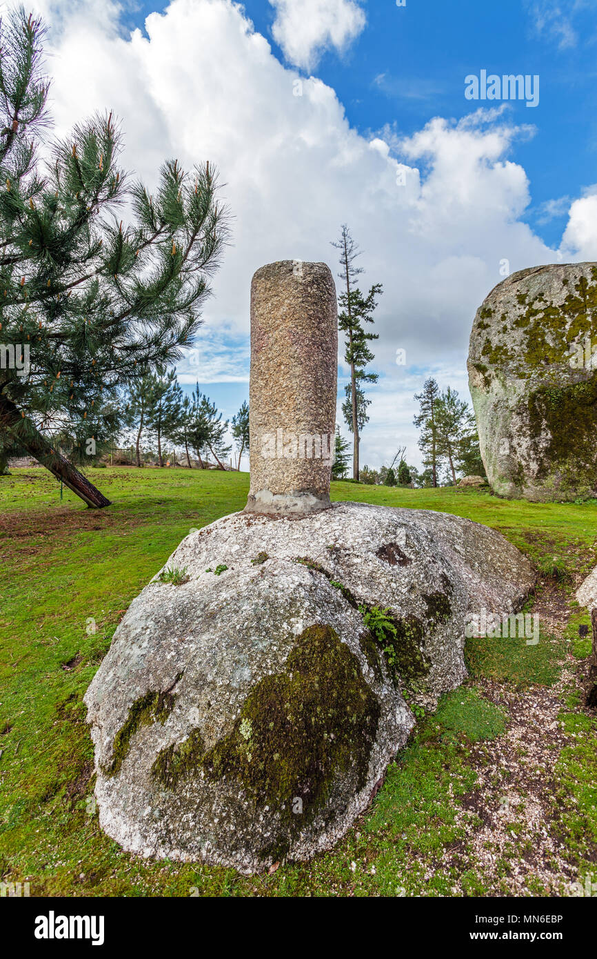 Römischer Meilenstein durch die Römer in den Straßen des Reiches benutzt, um den Namen zu informieren und zu Fuß in die Art und Weise. Parque da Devesa städtischen Park. Vila Nova de F Stockfoto