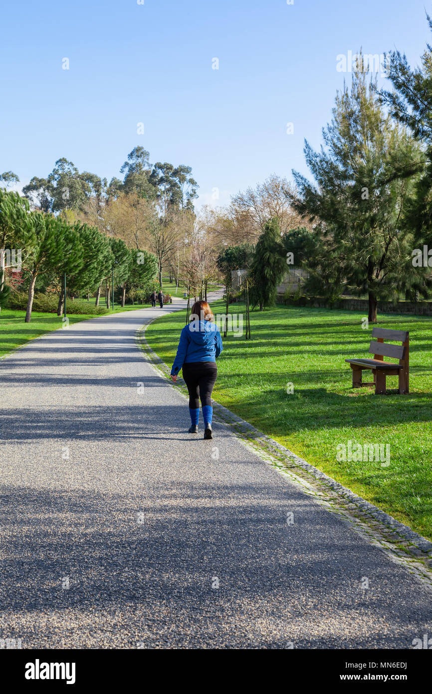 Vila Nova de Famalicao, Portugal. Reife Frau, die für eine Eignung Spaziergang im Parque da Devesa städtischen Park. In der Nähe des Zentrums der Stadt gebaut Stockfoto
