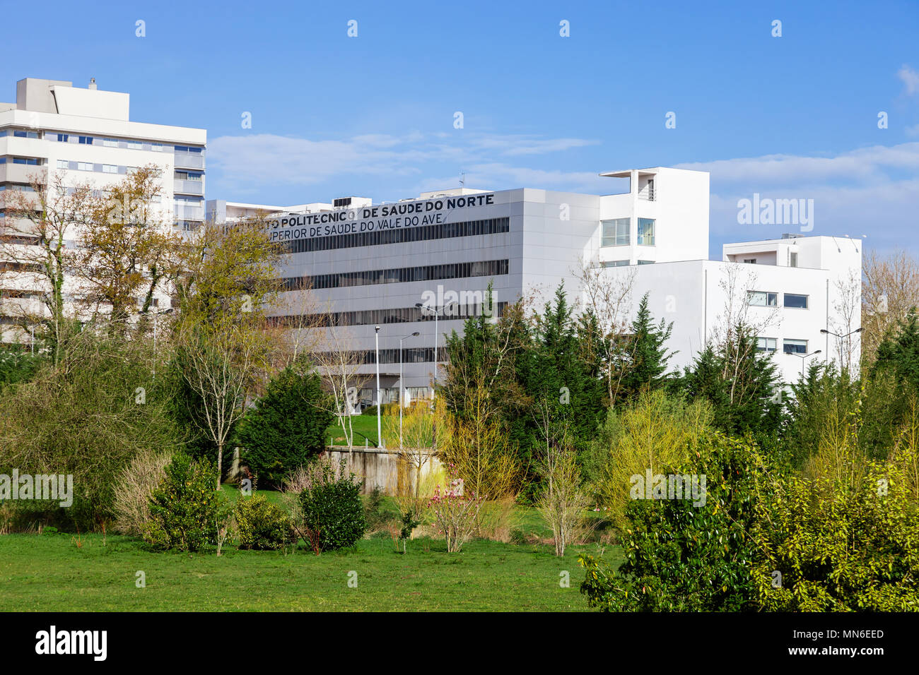 Vila Nova de Famalicao, Portugal. Instituto Politecnico de Saude do Norte, einem medizinischen Wissenschaften Universität von Parque da Devesa städtischen Park gesehen. Stockfoto