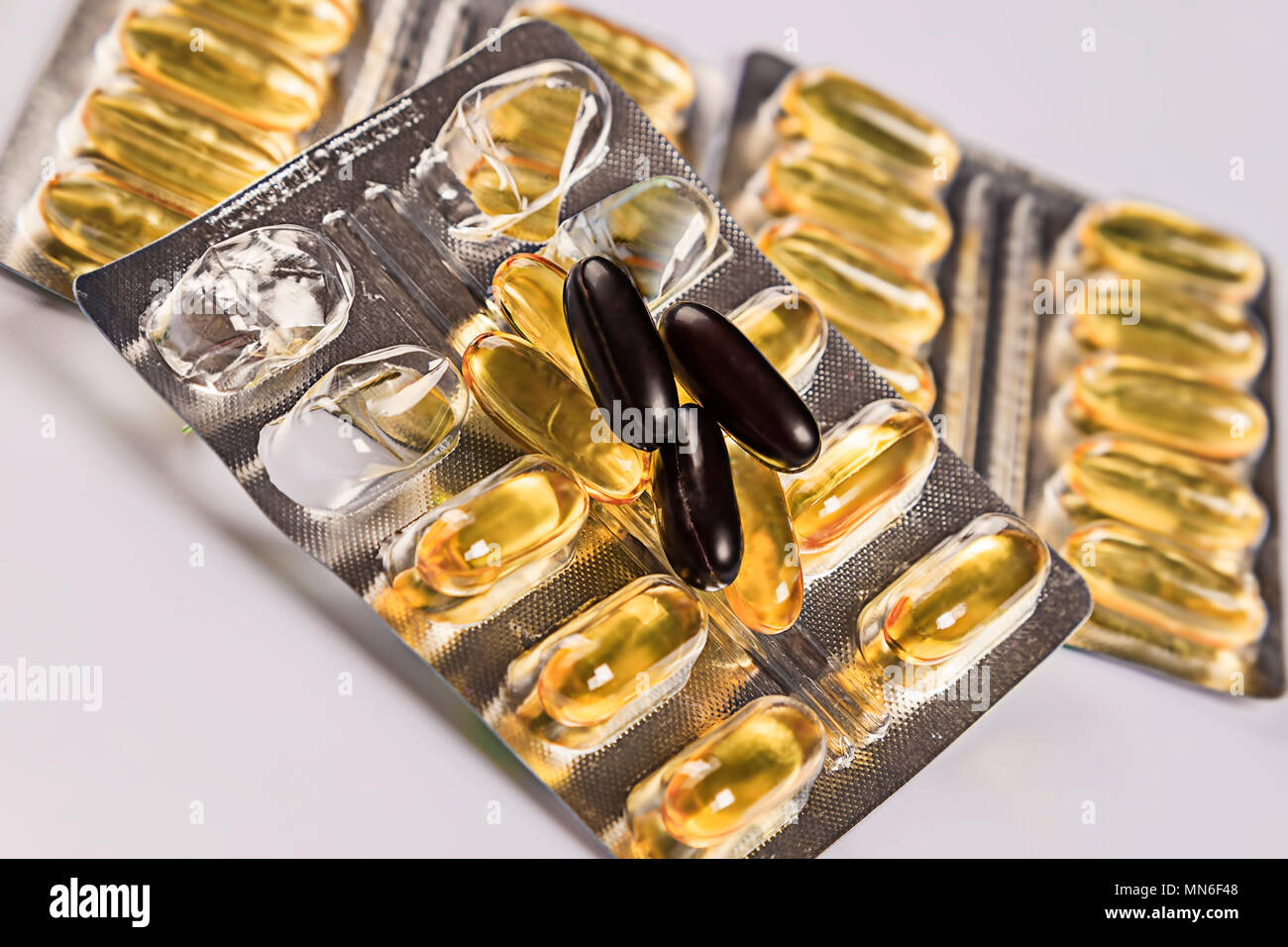 Gelb und Schwarz Tabletten im Blister Stockfoto