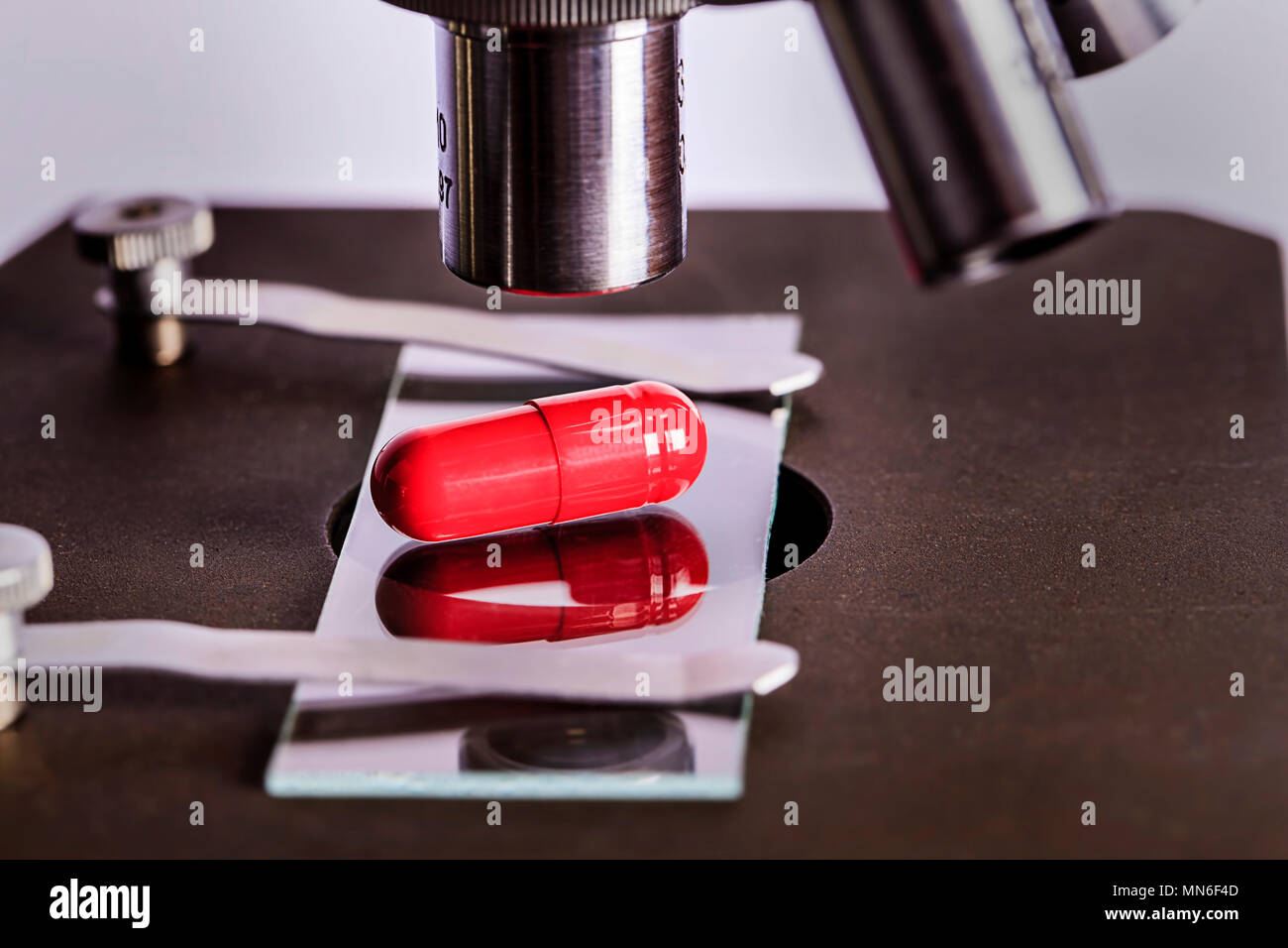 Science-Lab erforschen neuer Medikamente, Mikroskop und roten Pillen sicher Stockfoto