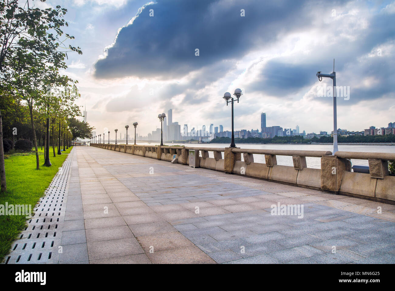 Bürgersteig Landschaft entlang der Pearl River in Guangzhou, China Stockfoto