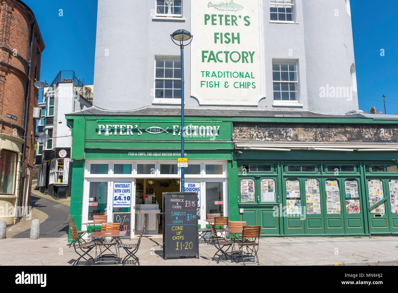 Peter's Fish Factory, einem traditionellen Fisch und Chip Shop an der Strandpromenade neben dem Hafen von Ramsgate, Kent. Stockfoto