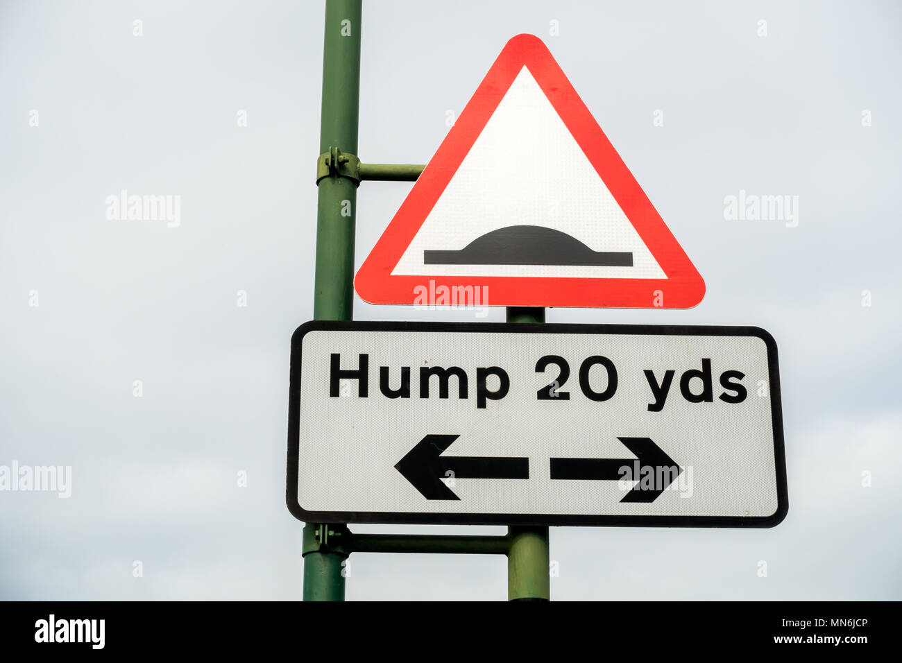 Rote dreieckige Beschilderung Warnung für Road humps voraus, England, Vereinigtes Königreich Stockfoto