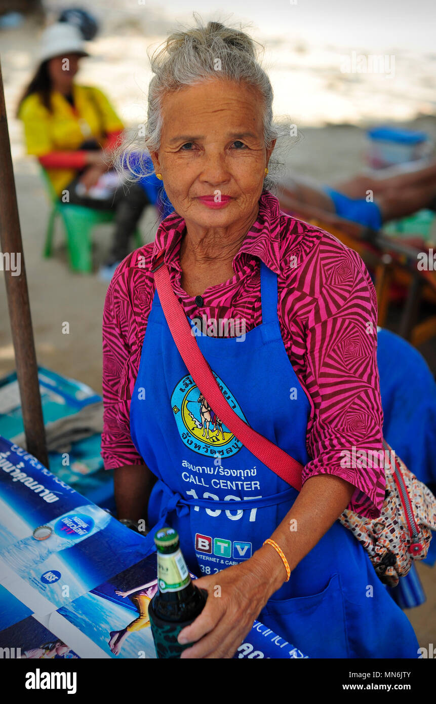 Thai Lady managing Strand Einheit für Liegestühle, Speisen und Getränke. Pattaya Thailand Stockfoto