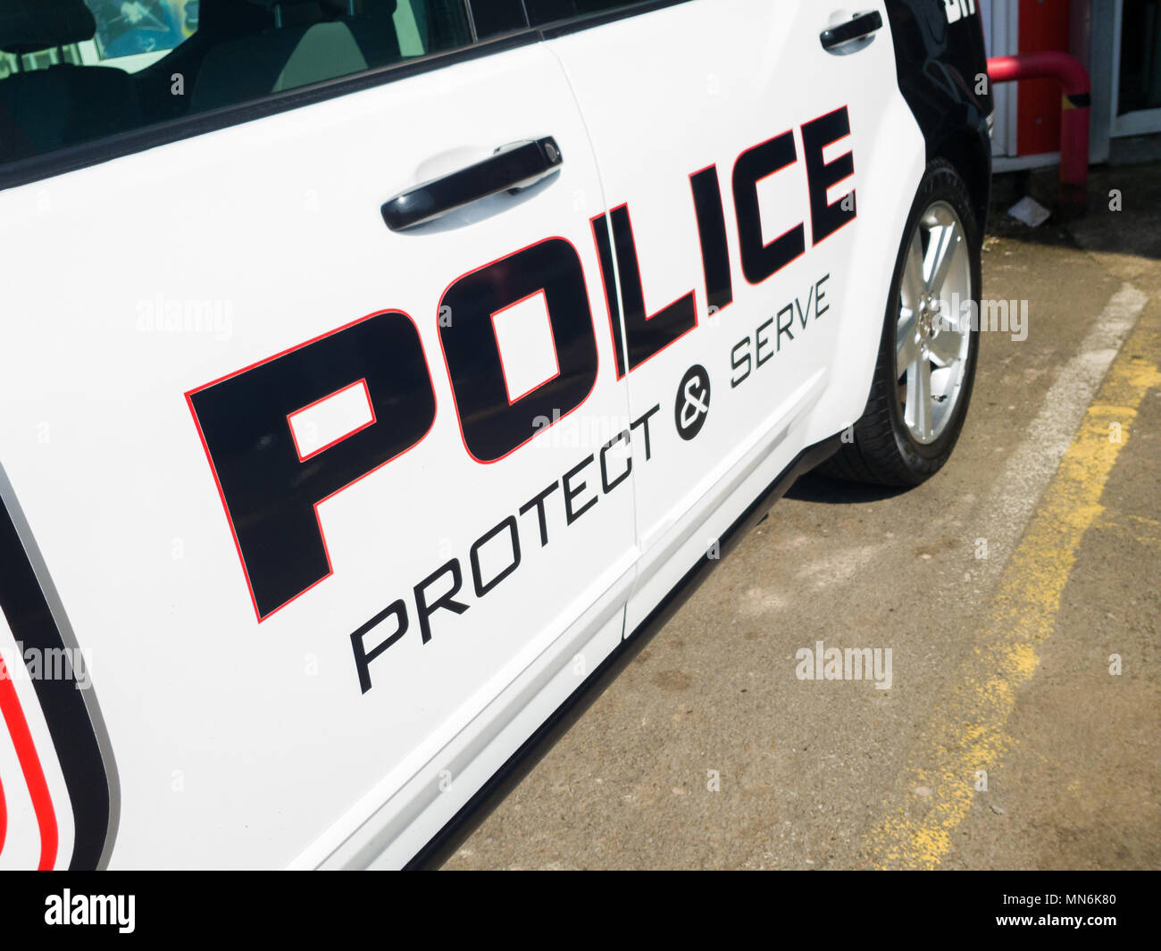 Amerikanische Polizei Auto, mit Polizei Schutz & dienen, an die Türen geschrieben. Stockfoto