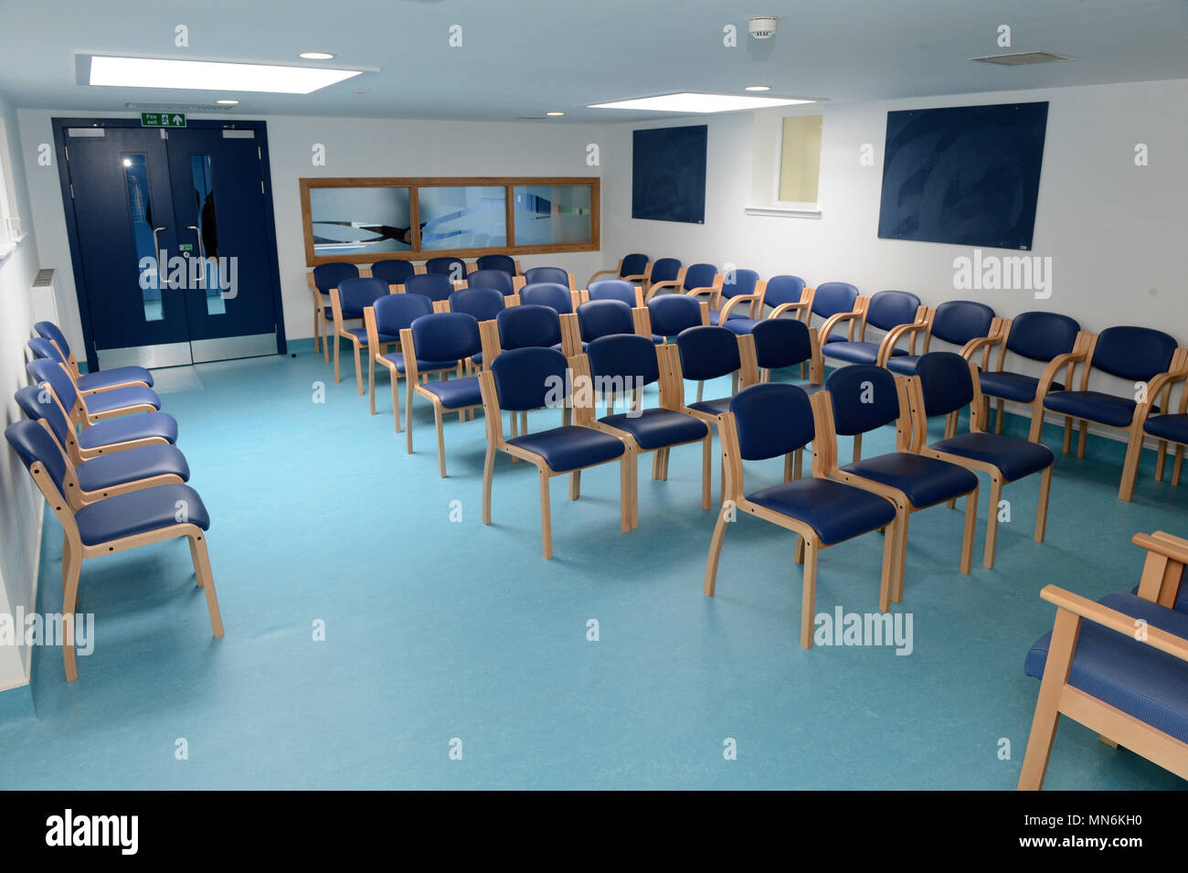 In einem verlassenen NHS Warteraum und Ärzte Chirurgie Stockfoto