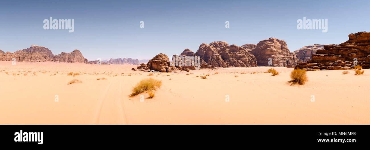 Wadi Rum ist ein landschaftlich Wüstental schneiden in den Sandstein und Granit Felsen und hat seinen Status als UNESCO-Weltkulturerbe Diese Südjordanischen Bereich ist eine remote und weitgehend unwirtlich Wahrzeichen geregelt Leben geführt. Die einzige ständige Bewohner sind mehrere tausend Beduinen Nomaden und Dorfbewohner. Stockfoto