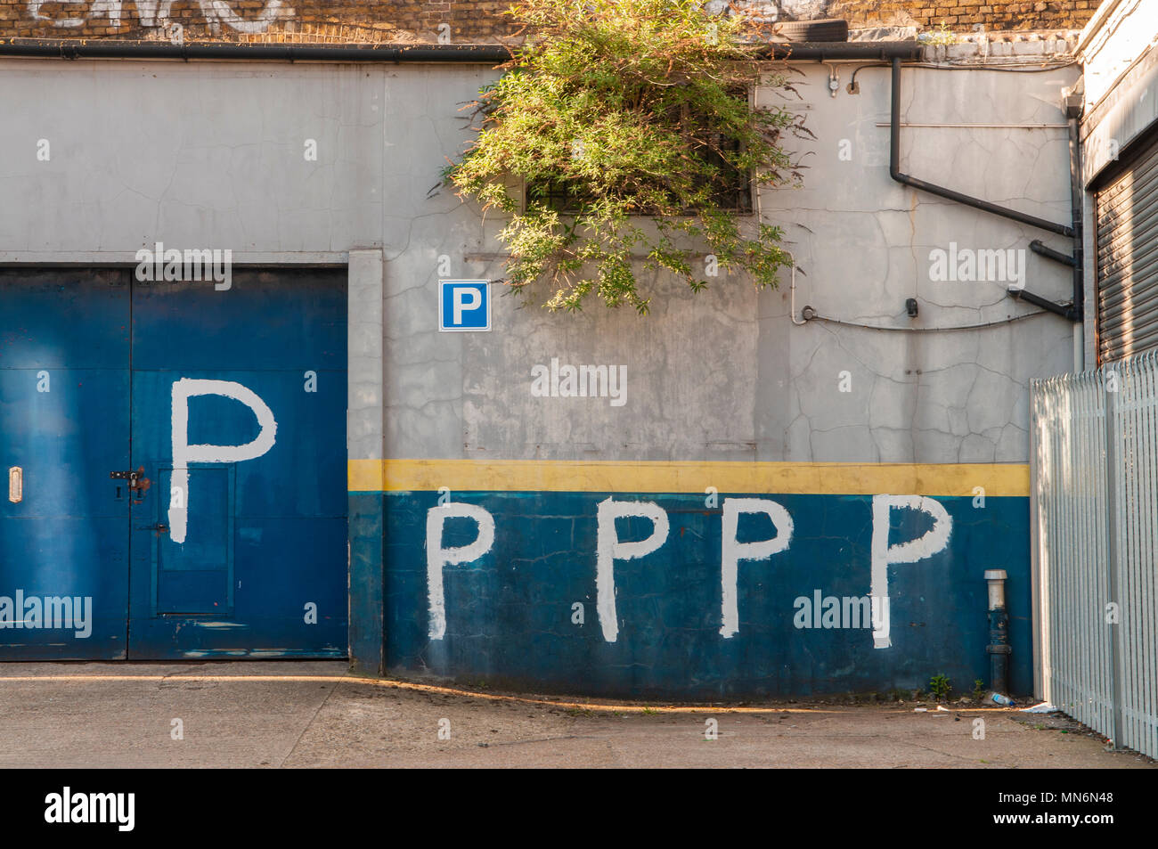 Viel gemalt 'P ist für das Parken an einem privaten Parkplatz. Stockfoto