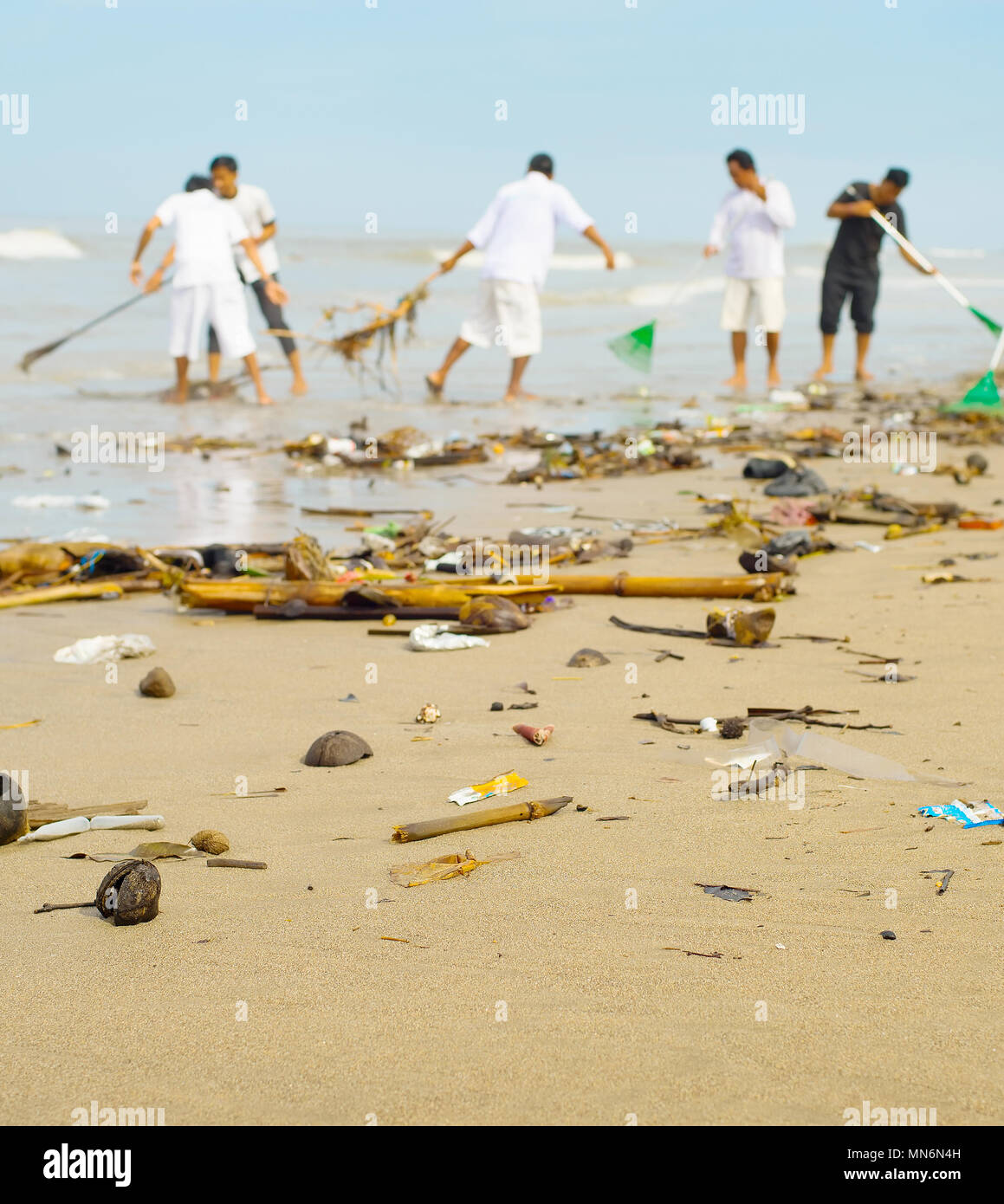 Menschen Reinigung Müll verschmutzt mit Müll Ocean Beach. Die Insel Bali, Indonesien Stockfoto