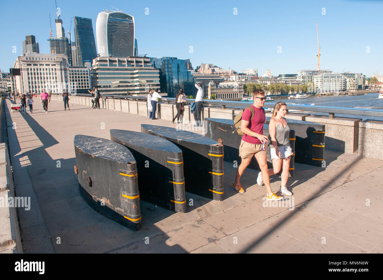Starke defensive Metall Poller auf dem Fußweg an der London Bridge, die nach dem London Bridge Terroranschlag vom 01/06/2017 Stockfoto