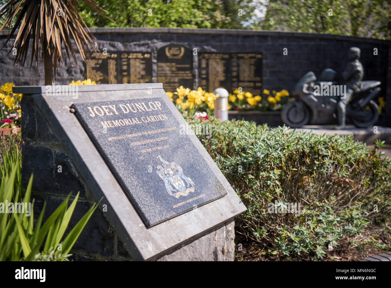 Gedenktafel am Eingang des Joey Dunlop Memorial Garden, Ballymoney, Nordirland Stockfoto