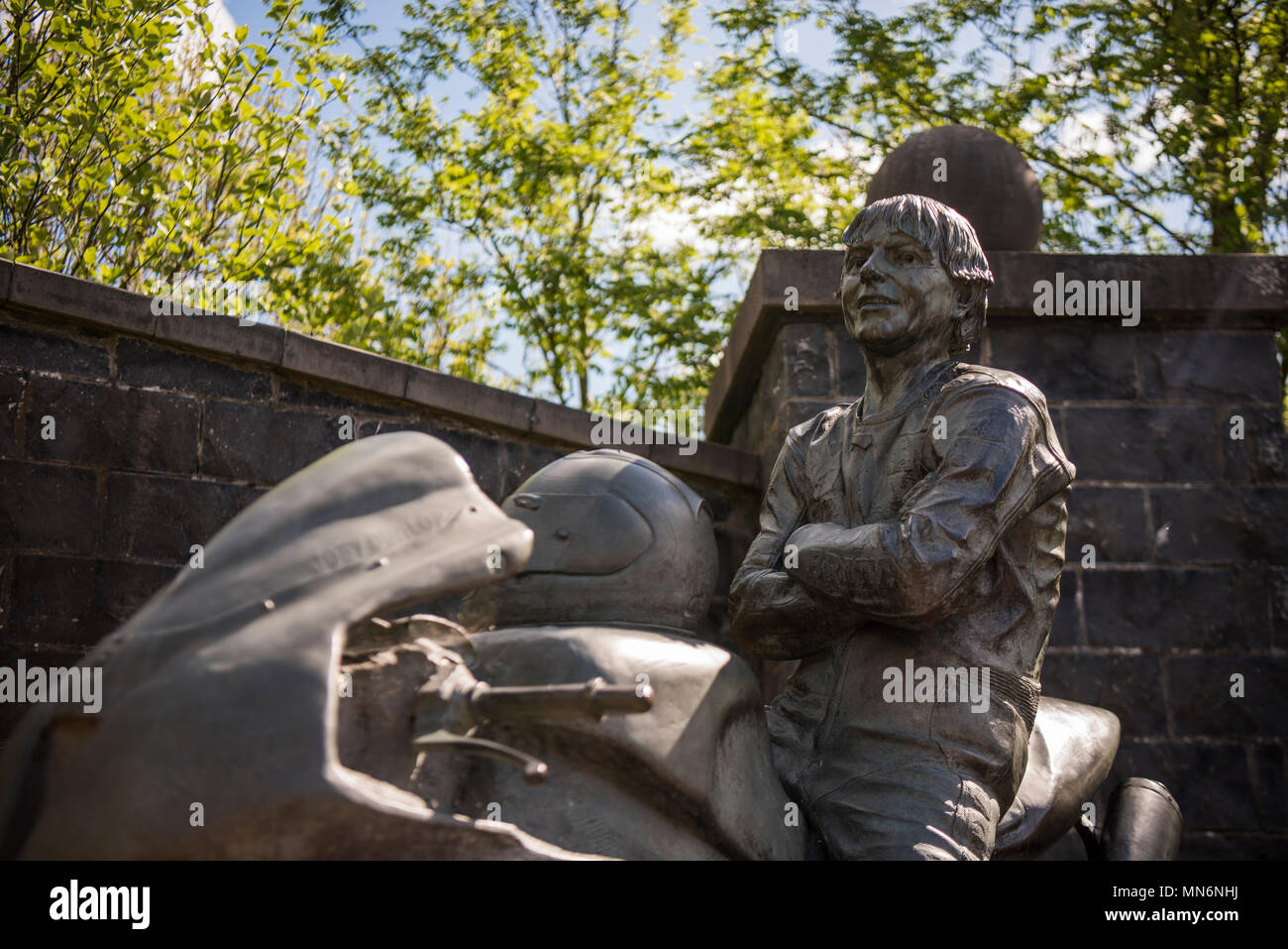 Bronzestatue von Joey Dunlop saß auf seinem Motorrad, in der Joey Dunlop Memorial Garden, Ballymoney, Nordirland Stockfoto