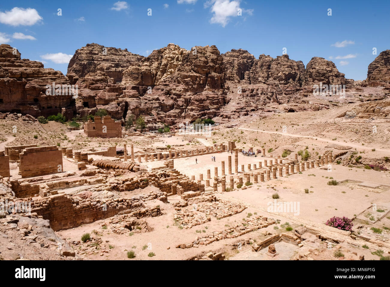 Panoramablick auf die Menschen wandern in die königlichen Gräber in Petra Weltkulturerbe Stockfoto