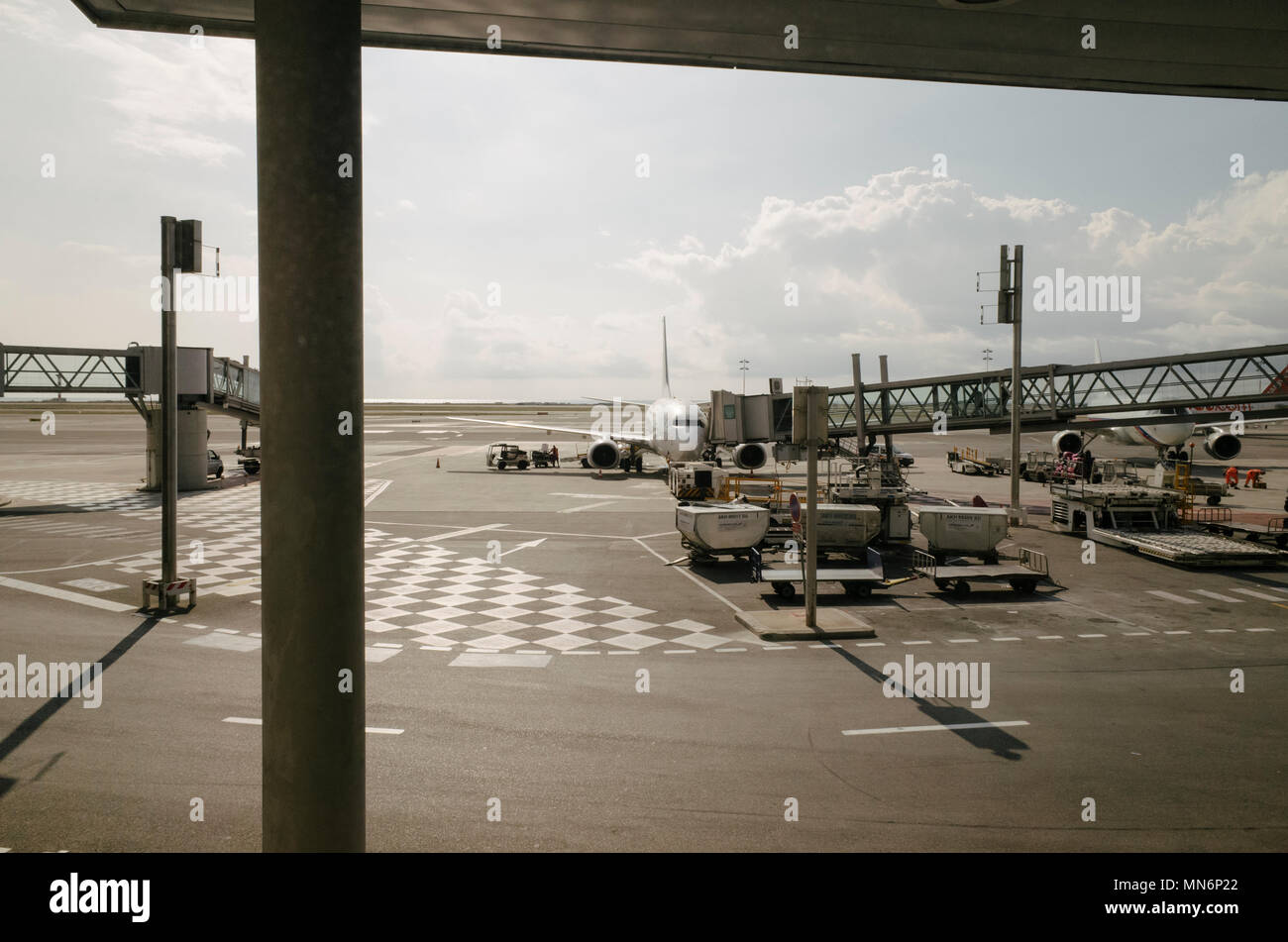 Flugzeug warten auf Passagiere den Flughafen Nizza, Südfrankreich. Stockfoto