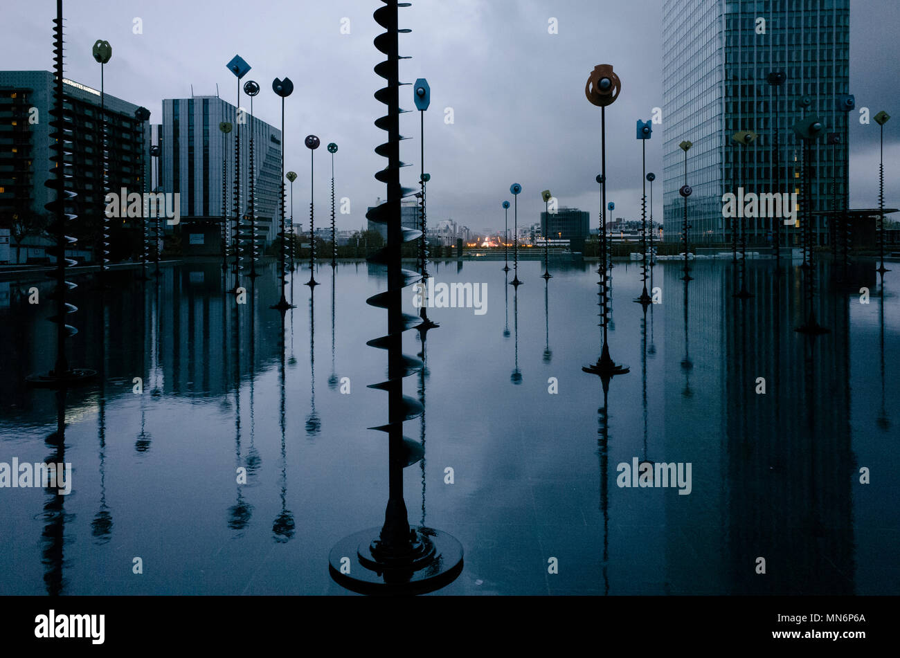 Takis pool Skulptur, La Defense Business District von Paris, Frankreich Stockfoto