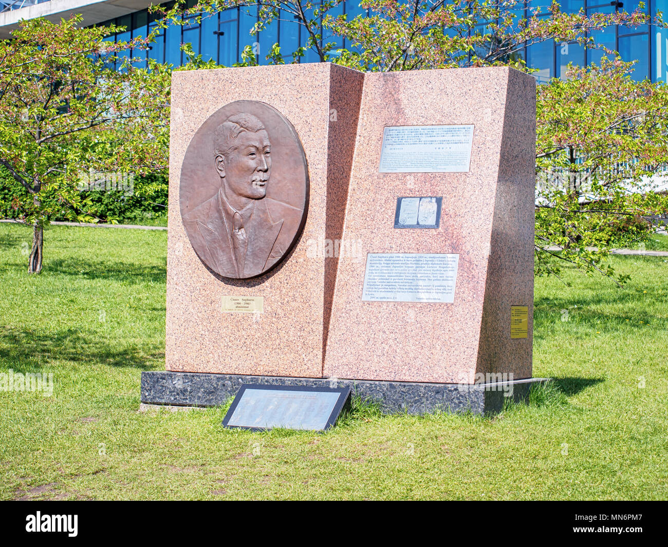 VILNIUS, LITAUEN - 1. Mai 2018: Denkmal für Chiyuni Sugihara war eine japanische Regierung offizielle, die sechstausend Juden während des Zweiten Welt Wa gespeichert Stockfoto VILNIUS, LITAUEN - 1. Mai 2018: Denkmal für Chiyuni Sugihara war eine japanische Regierung offizielle, die sechstausend Juden während des Zweiten Welt Wa gespeichert Stockfoto