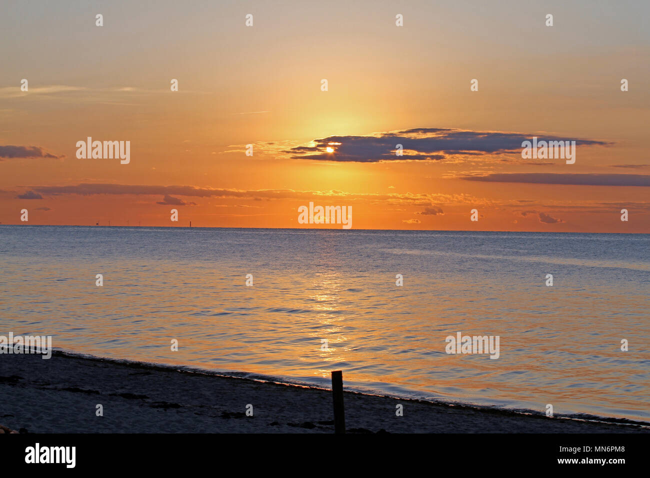 Sonnenuntergang auf Cape Cod Bay bei Linnell Landing Beach, Brewster, Massachusetts Stockfoto