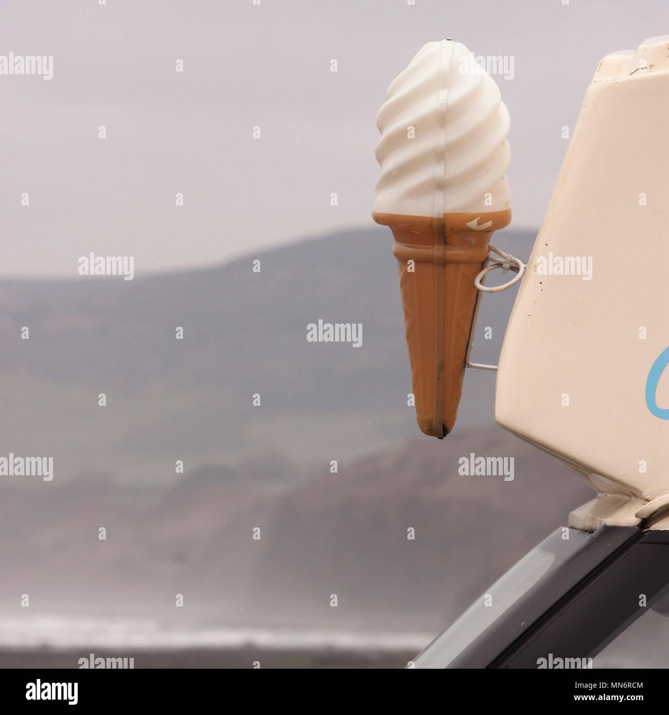 Ice Cream van an Robin Hood's Bay Yorkshire mit riesigen Kunststoff Eis und Meer, Felsen und Heidelandschaften im Hintergrund Stockfoto