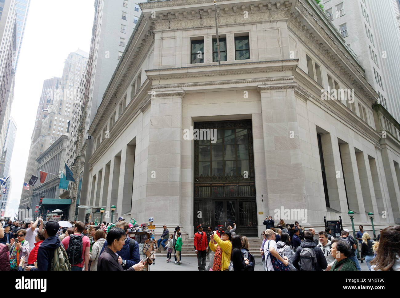 Das Gebäude in der 23 Wall Street errichtet 1913 von J.P.Morgan als Sitz für seine Bank, befindet sich an der Ecke der Wand und breiten Straßen in Manhattan. Stockfoto