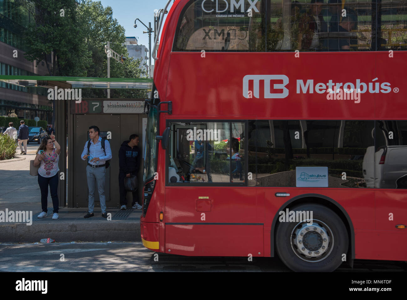 Ein métrobus Doppeldecker Bus kommt zu einem Anschlag am Paseo de la Reforma, Mexico City Stockfoto