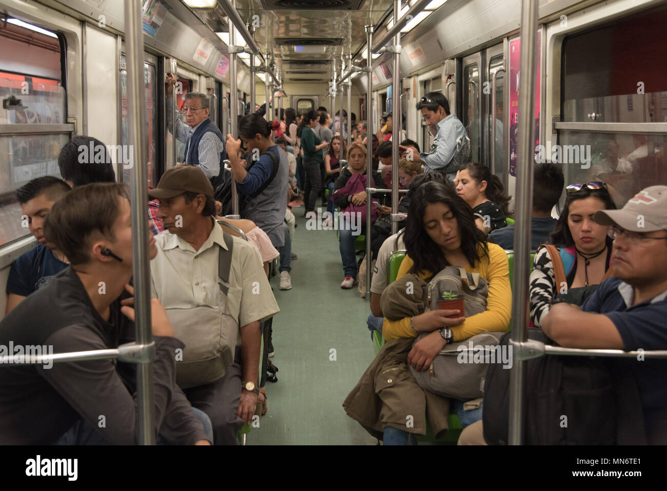 Die Passagiere in einem Auto der Mexico City Metro Stockfoto