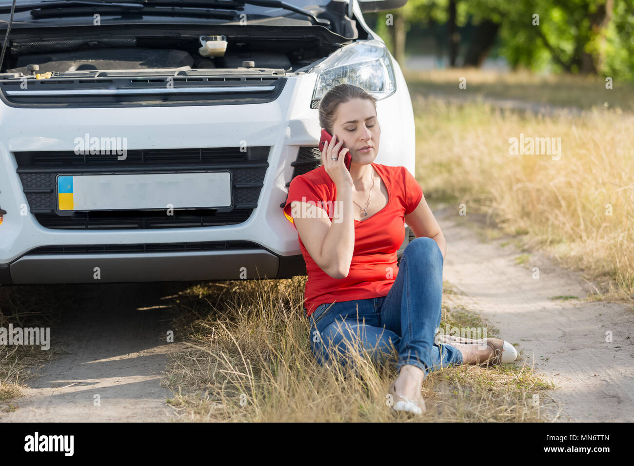 Junge umgekippt Frau weinen wegen der kaputten Auto, Auto Service für Hilfe Stockfoto