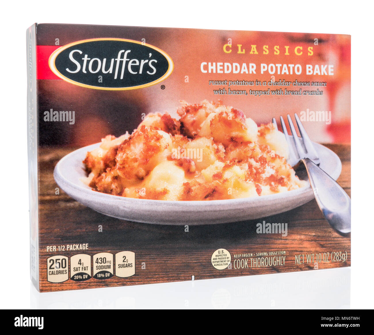 Winneconne, WI - 14. April 2018: Ein Stouffer's Klassiker cheddar Kartoffeln backen Mahlzeit auf einem isolierten Hintergrund. Stockfoto