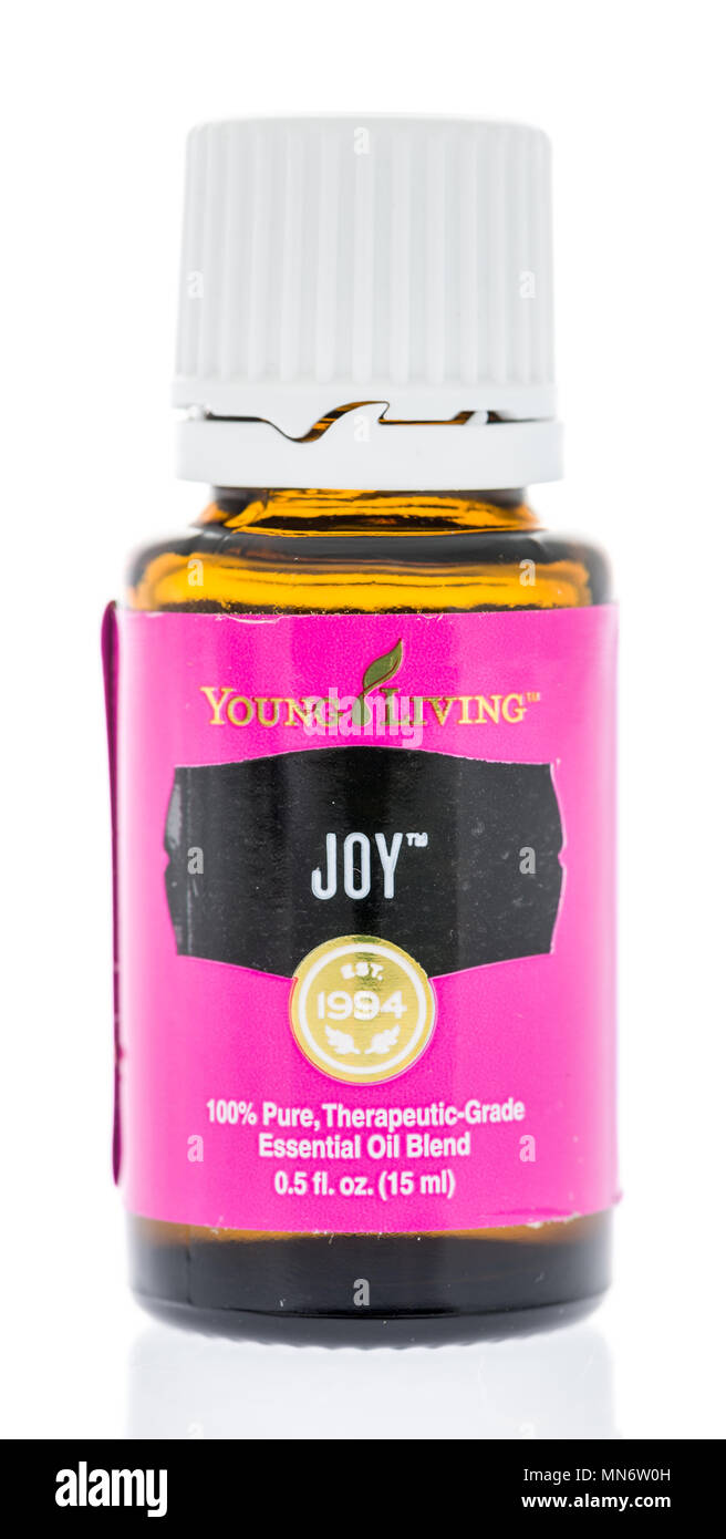 Winneconne, WI - 28 April 2018: eine Flasche Young Living ätherische Öl in der Freude an einem isolierten Hintergrund. Stockfoto