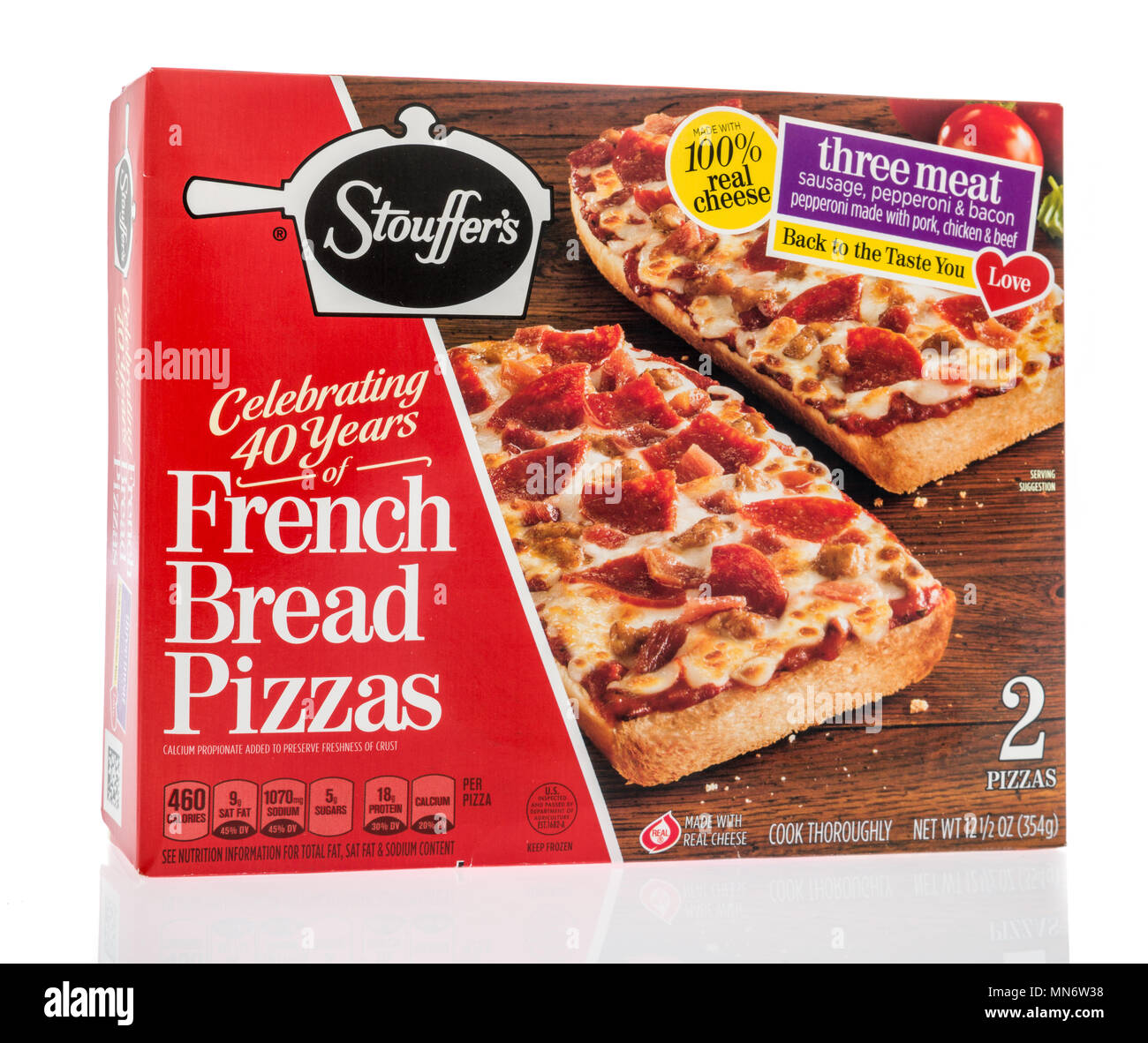 Winneconne, WI - 8. Mai 2018: Eine Box mit französischen Stouffer's Brot Pizza in drei Fleisch auf einem isolierten Hintergrund Stockfoto