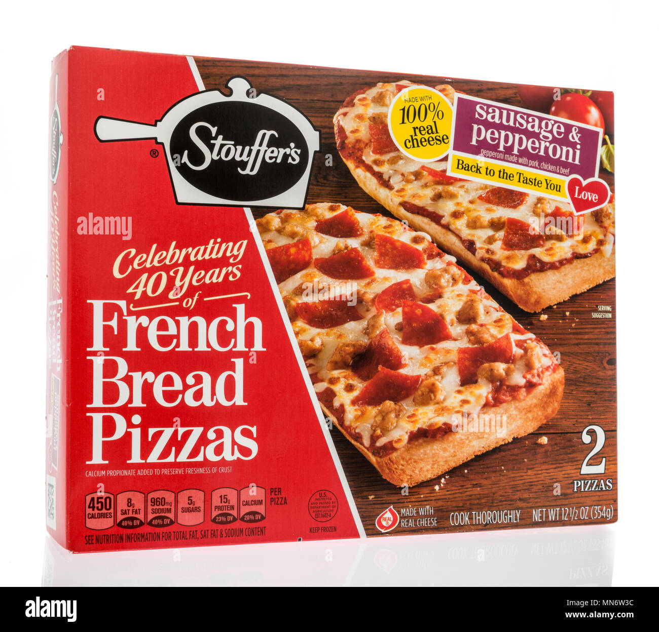 Winneconne, WI - 8. Mai 2018: Eine Box mit französischen Stouffer's Brot, Pizza, Wurst und Salami auf einem isolierten Hintergrund Stockfoto