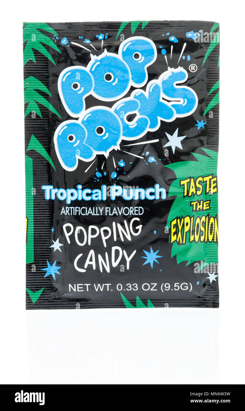 Winneconne, WI - 8. Mai 2018: ein Paket von Pop Rocks in tropischen punch Geschmack auf einem isolierten Hintergrund Stockfoto