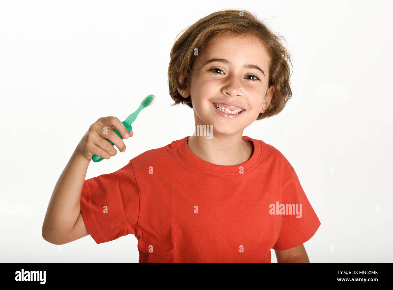 Glückliche kleine Mädchen ihre Zähne putzen mit der Zahnbürste auf weißem Hintergrund. Studio gedreht. Stockfoto