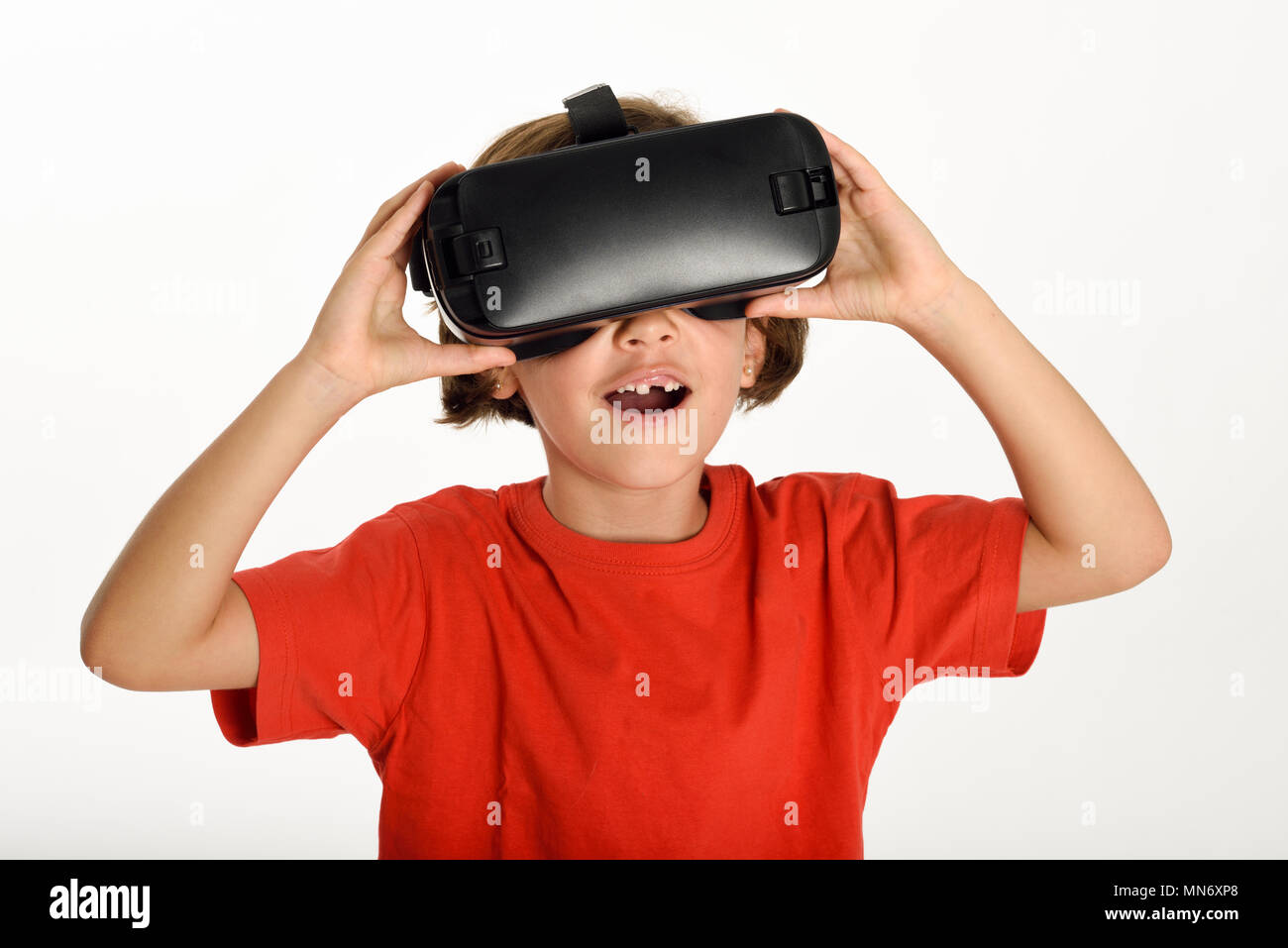 Kleines Mädchen suchen im VR-Brille und gestikulierte wild mit seinen Händen. Fröhliche überrascht Kind tragen virtual reality goggles Filme anschauen oder Videospiele spielen, auf weißem Hintergrund. Stockfoto