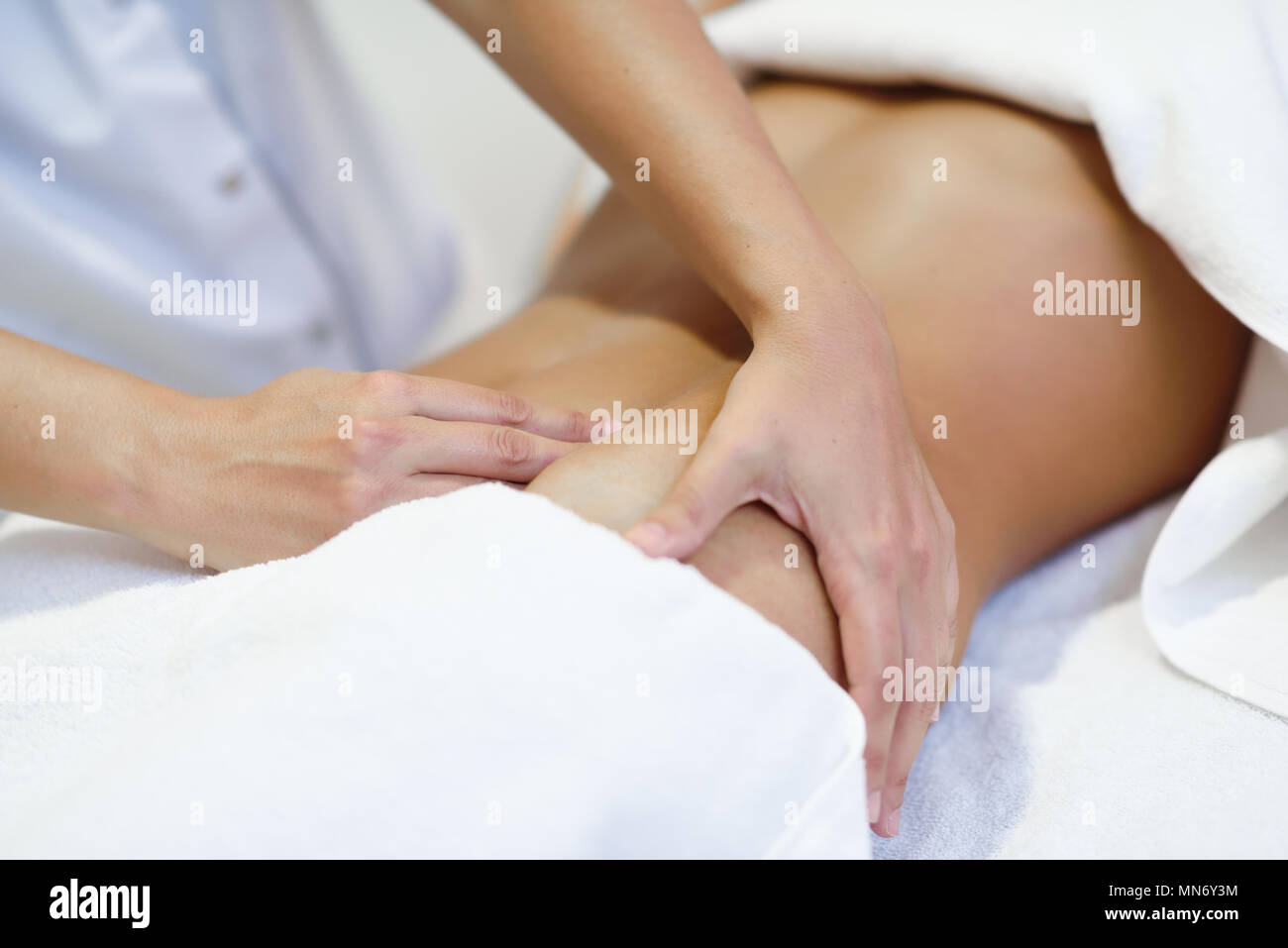 Weibliche Patienten ist, die Behandlung von professionellen Osteopathie Therapeuten. Frauen, die ein Bauch Massage im Spa Salon Stockfoto