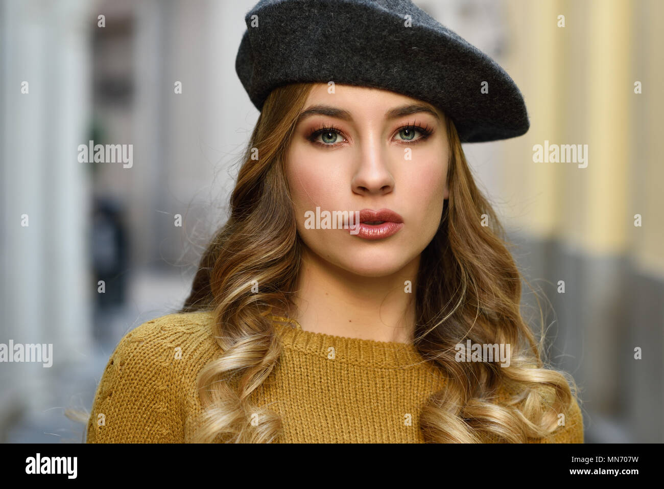 Blond Russische Frau Im Stadtischen Hintergrund Schone Junge Madchen Mit Baskenmutze Schwarze Lederjacke Und Minirock Auf Der Strasse Stand Hubsche Frau Mit Langen Gewelltes Haar Frisur Und Blaue Augen Stockfotografie Alamy