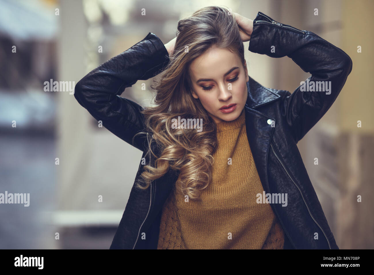 Blonde Frau Im Stadtischen Hintergrund Schone Junge Madchen Mit Schwarzen Leder Jacke Und Mini Rock Auf Der Strasse Stand Hubsche Russische Frauen Mit Langen Gewelltes Haar Frisur Und Blaue Augen Stockfotografie