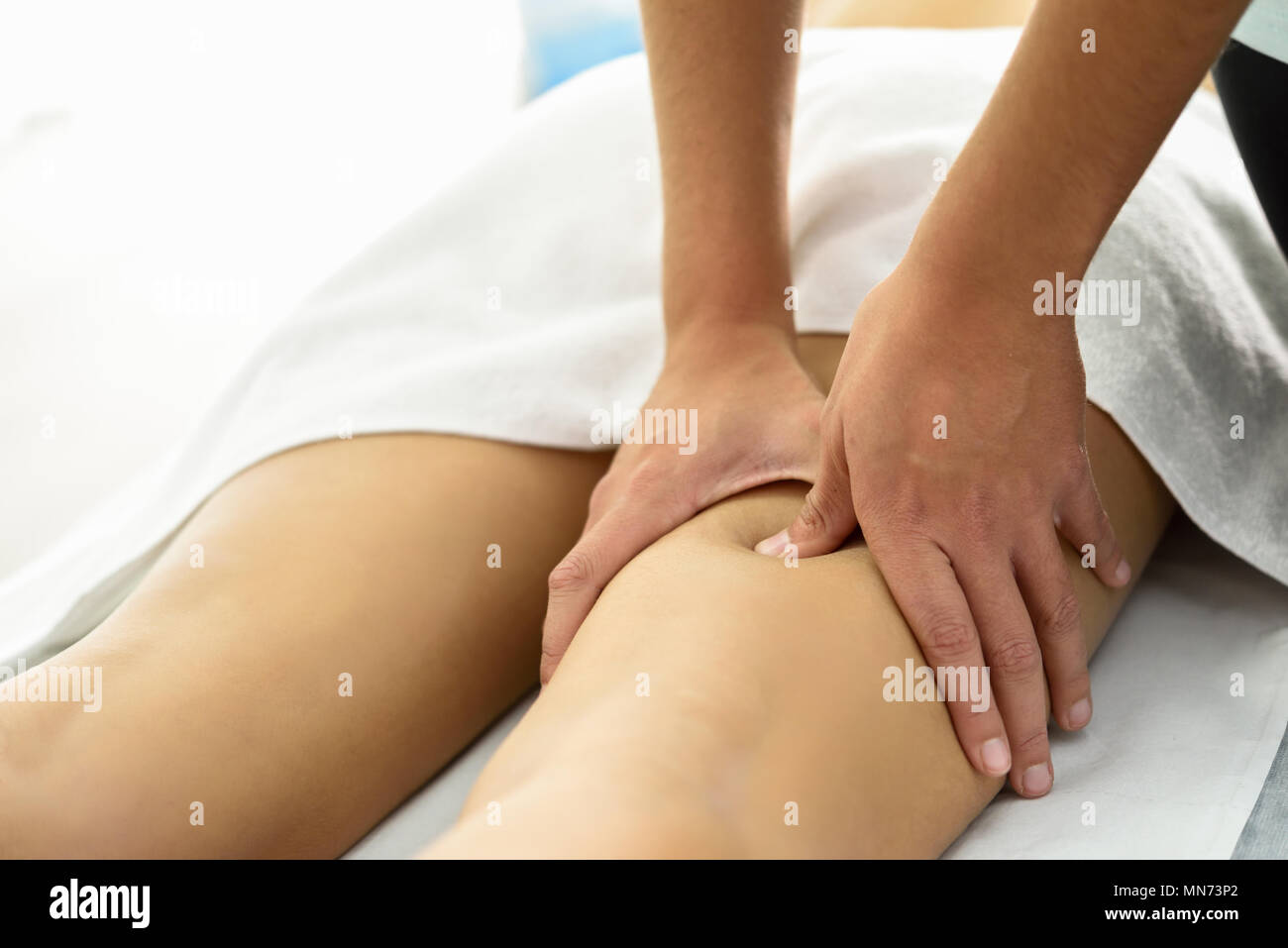 Medizinische Massage am Bein in einer Physiotherapie. Weiblichen Physiotherapeuten ihre Patienten untersuchen. Stockfoto