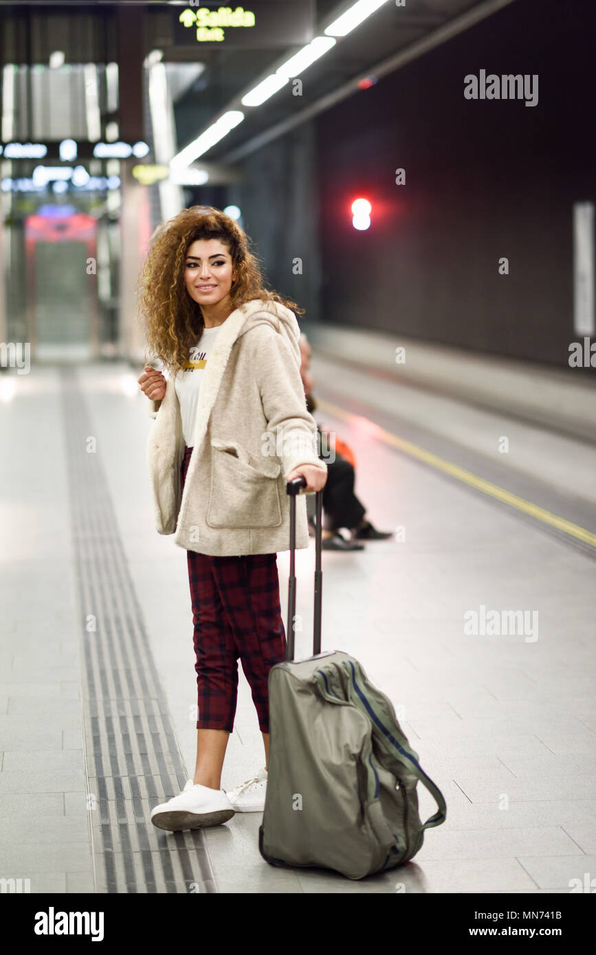 Schöne junge arabische Frau, ihren Zug warten in einem U-Bahnhof entfernt. Arabische Mädchen in legere Kleidung. Stockfoto