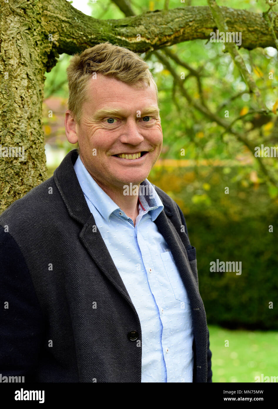 Portrait von Tom Heap (6. Januar 1966), BBC TV & Radio Reporter und Moderator für die BBCs Countryfile, Selborne, in der Nähe von Alton, Hants, Großbritannien bekannt. Stockfoto