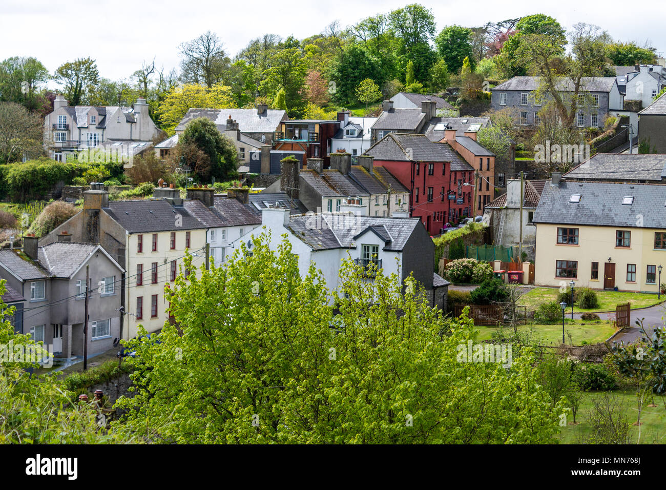 Bunt bemalte Häuser in einem ländlichen Dorf in Irland castletownshend, County Cork, Irland. Stockfoto