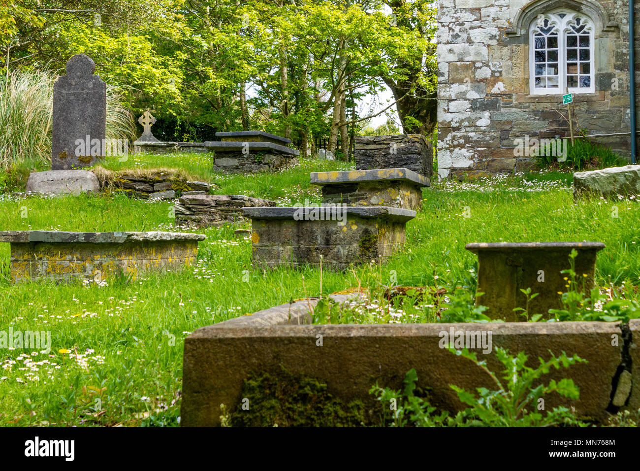 Ein ruhiger Ruhigen kleinen Dorf Friedhof, Friedhof oder Friedhof an einem Frühlingsmorgen. Stockfoto