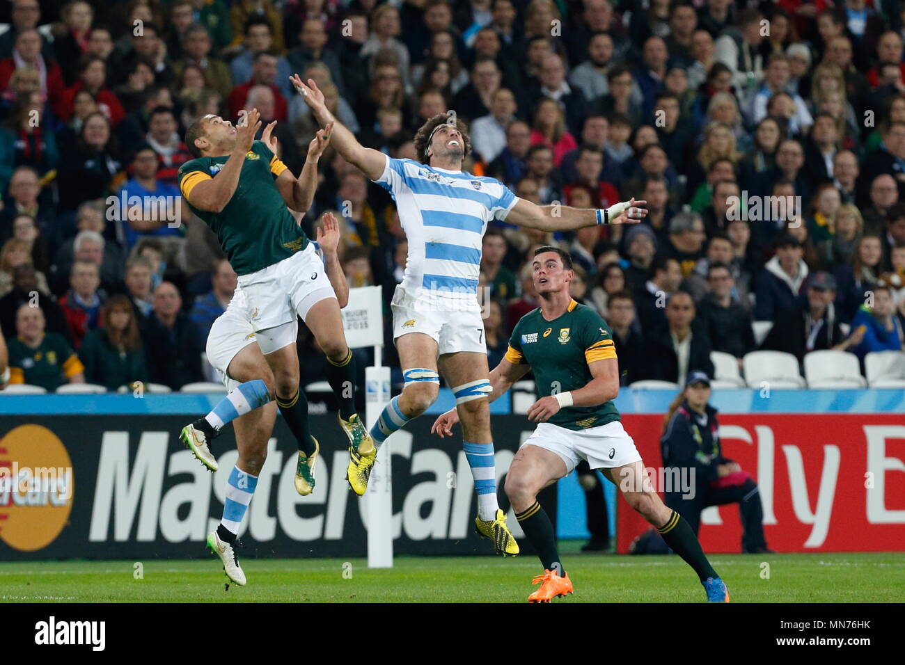 Bryan Habana konkurriert für die hohen Ball mit Juan Martin Fernandez Lobbe bei der IRB-RWC 2015 Ð Kampf um Bronze 47, zwischen Argentinien v Südafrika im Queen Elizabeth Olympic Park. London, England. 30. Oktober 2015 Stockfoto