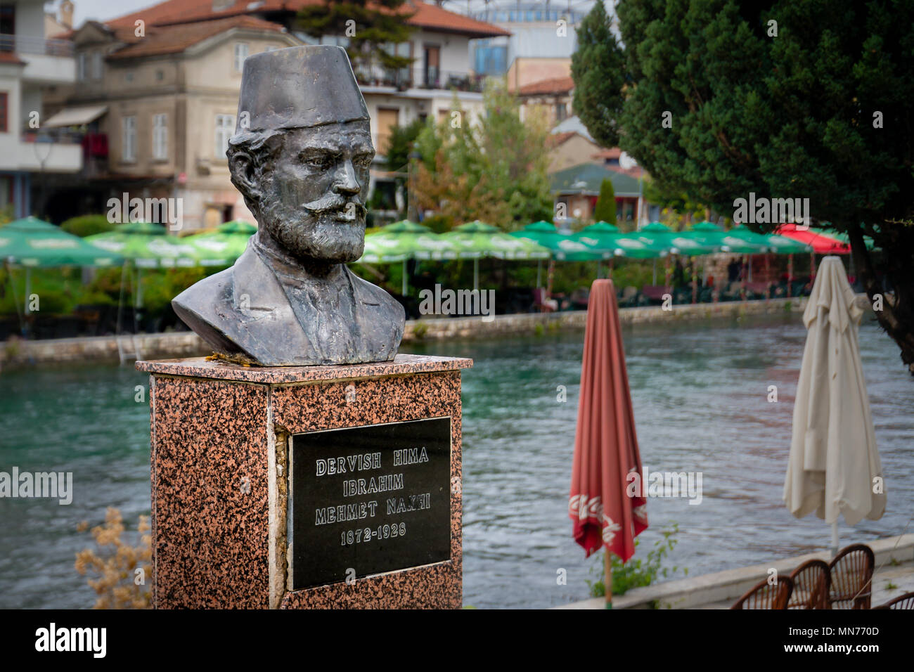 Bronzestatue von derwisch Hima (Ibrahim Mehmet Naxhi), Herausgeber & Unterzeichner der albanischen Unabhängigkeitserklärung im Geburtshaus (Struga, Mazedonien) Stockfoto