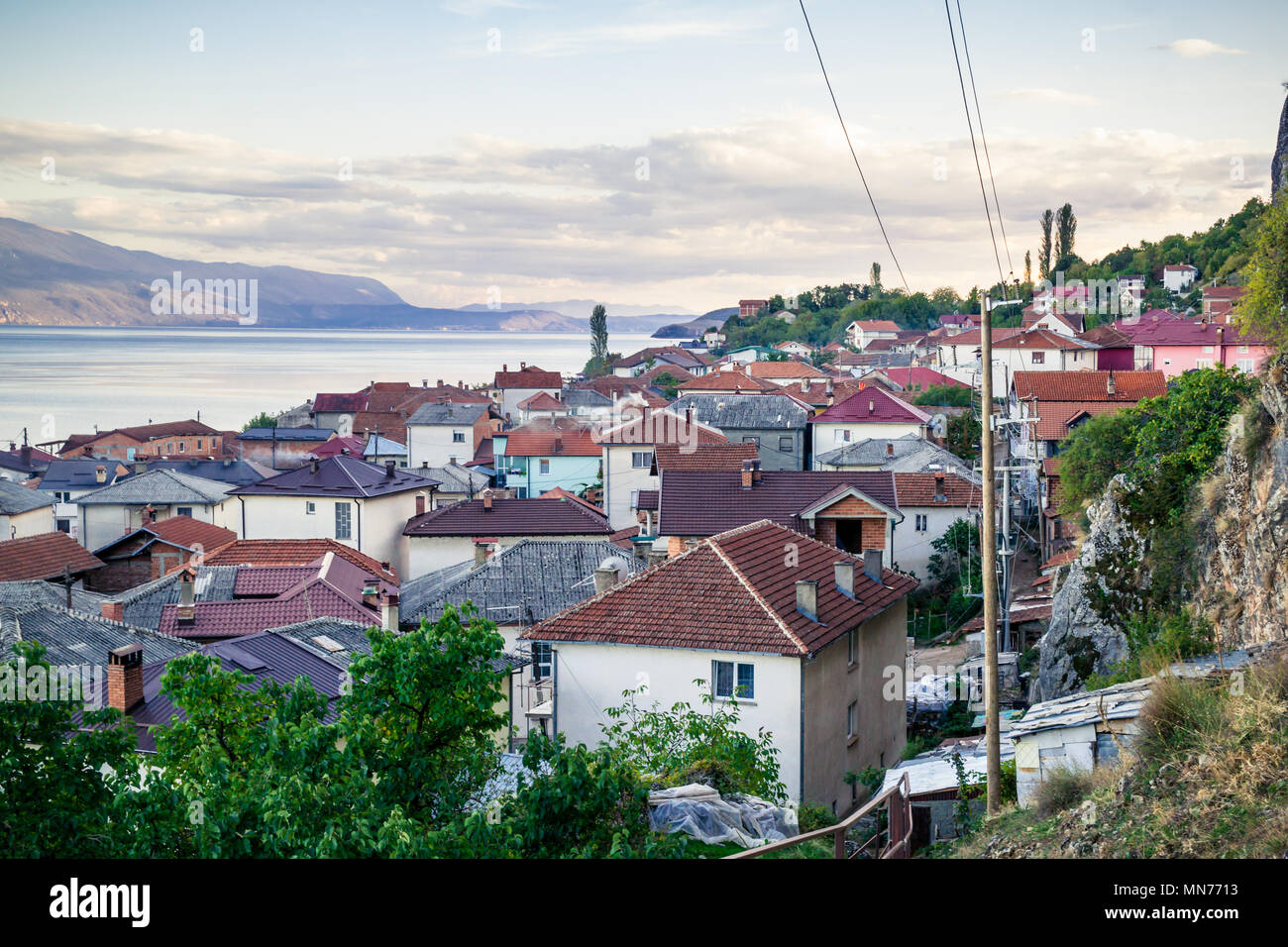 Berge, See von Ohrid und kleine traditionelle Fischerdorf von Oben - Radožda, Gemeinde von Struga, DER EHEMALIGEN JUGOSLAWISCHEN REPUBLIK MAZEDONIEN Mazedonien, Balkan Stockfoto