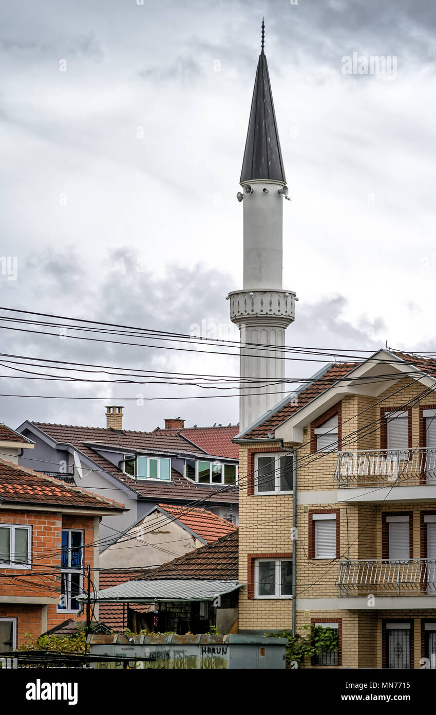 Minarett von sulejman Arap Moschee unter Häuser - Turm mit Lautsprechern für muslimische Aufruf zum Gebet - Struga, DER EHEMALIGEN JUGOSLAWISCHEN REPUBLIK MAZEDONIEN Mazedonien, Balkan. Islamische Adhan Stockfoto