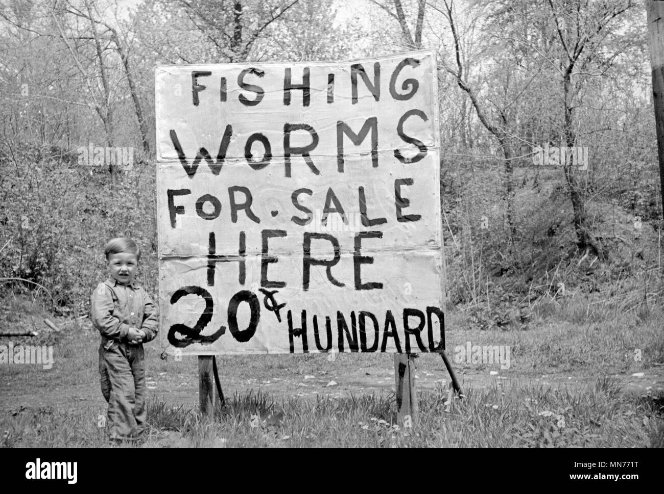 Junge Verkauf Angeln Würmer, neben großen Schild, Lake Ozark, Missouri, USA, Farm Security Administration, 1935 Stockfoto