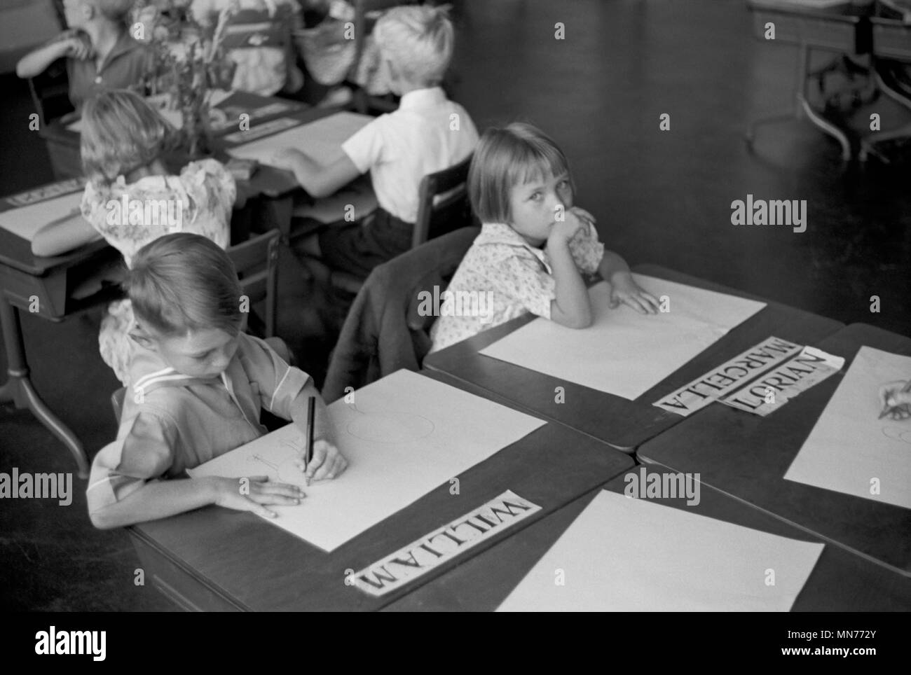 Gruppe von Kindern Zeichnung am Schreibtisch im Klassenzimmer, Greenhills, Ohio, USA, ein Grüngürtel Gemeinschaft konstruiert, die von US-Landwirtschaftsministerium als Teil von Präsident Franklin Roosevelts New Deal, John vachon für US-Umsiedlung Verwaltung, Oktober 1938 Stockfoto