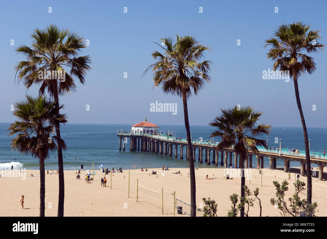 Palmen und Manhattan Beach Pier in der South Bay Gegend von Los Angeles, CA Stockfoto